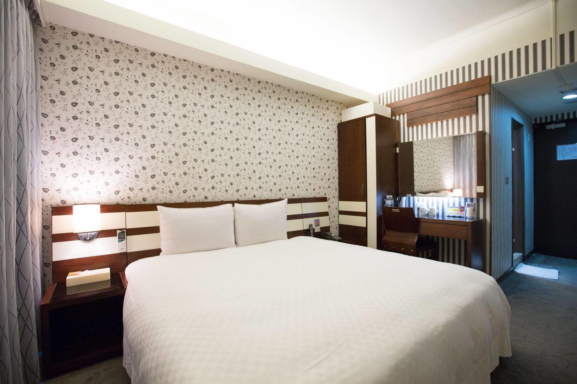 Talmud Hotel Gongyuan Taichung Exterior photo